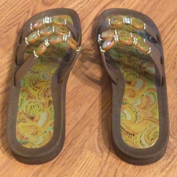 Rubber Sole Fancy Sandal w/ Beads Strap Design - Picture 4 of 6